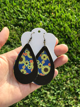 Load image into Gallery viewer, Sunflower dangle earring
