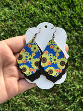 Load image into Gallery viewer, Sunflower dangle earring
